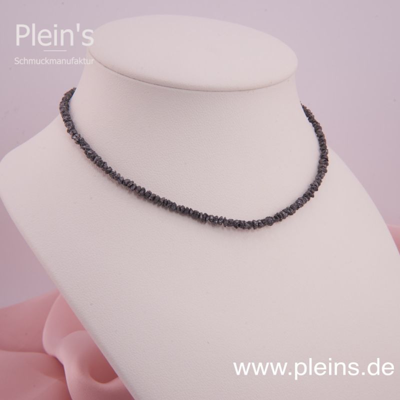 Preview: Schwarze Rohdiamant-Kette auf einer Schmuckbüste präsentiert.